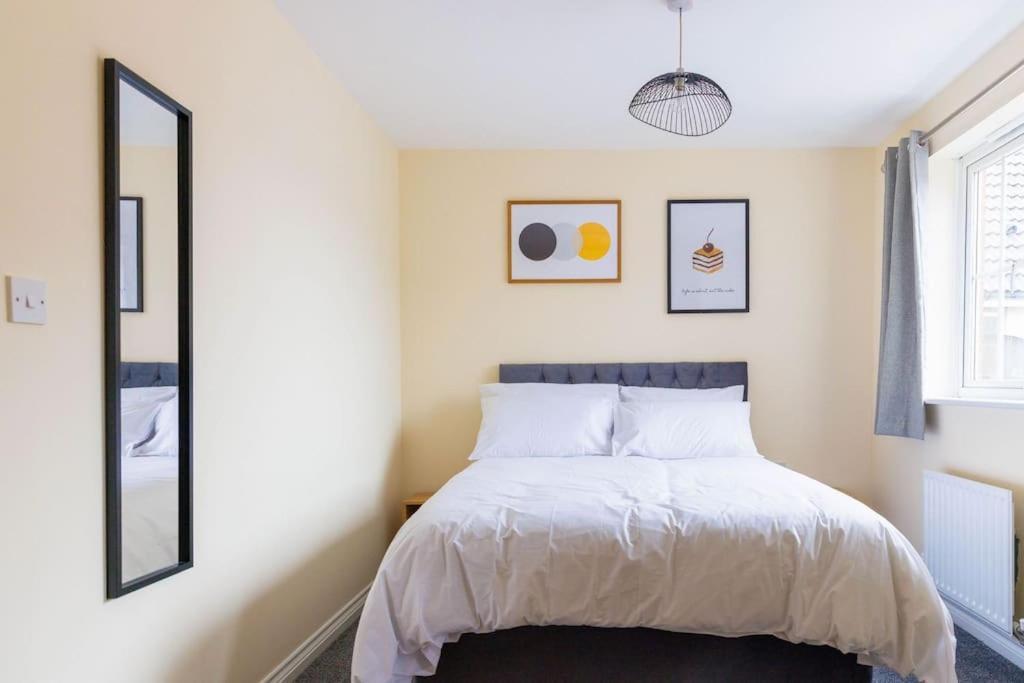 Stylish 3 Bedroom And Free Parking Thamesmead  Eksteriør billede