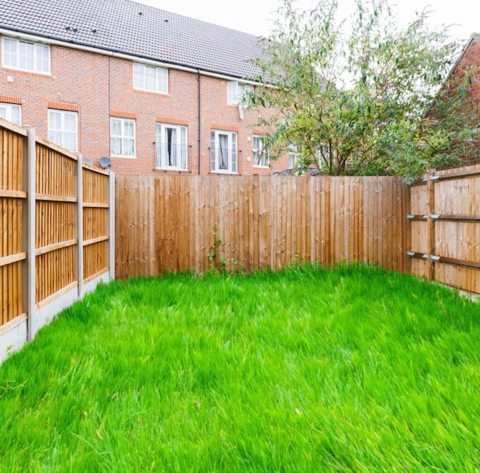 Stylish 3 Bedroom And Free Parking Thamesmead  Eksteriør billede