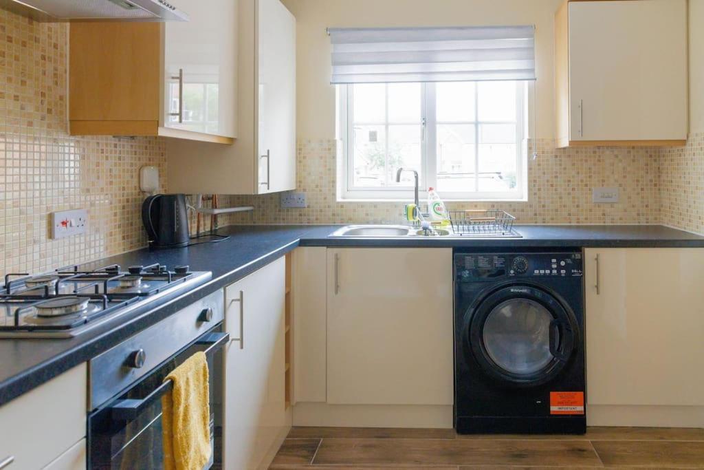 Stylish 3 Bedroom And Free Parking Thamesmead  Eksteriør billede