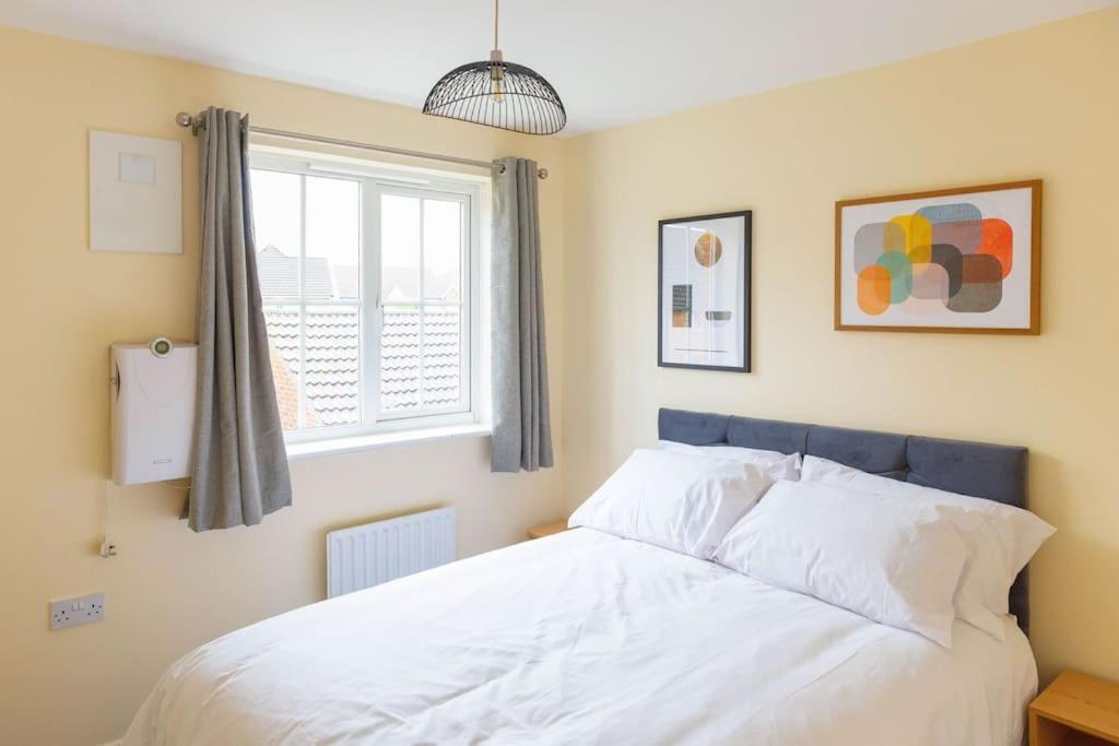Stylish 3 Bedroom And Free Parking Thamesmead  Eksteriør billede